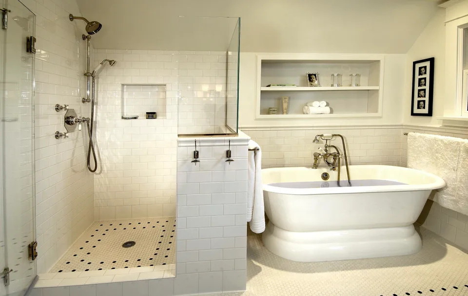 Walk-In Shower or Bathtub: What’s Better for My Bathroom?